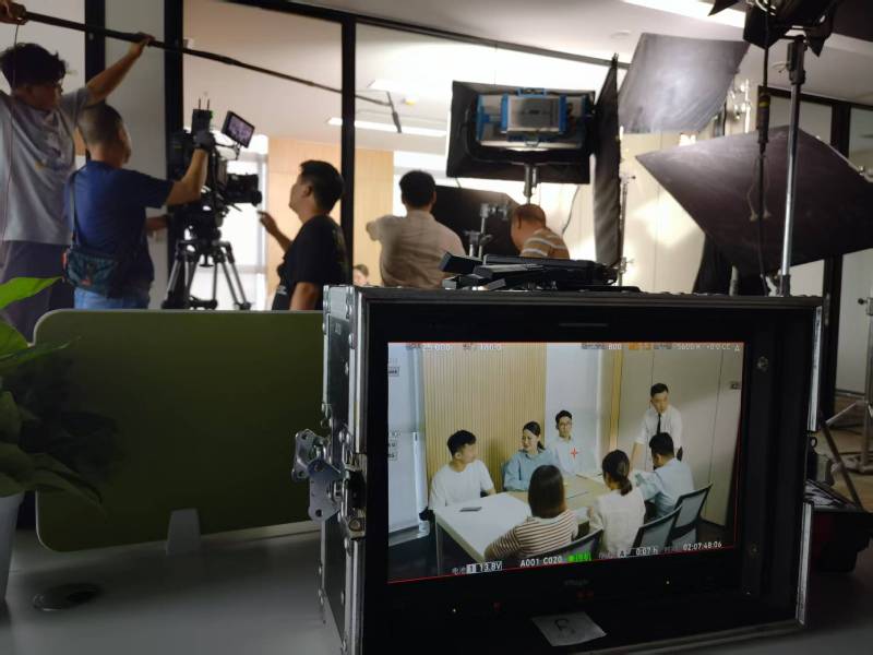 安宁区TVC拍摄公司：科技产品视觉化大师，诠释未来感与功能美学